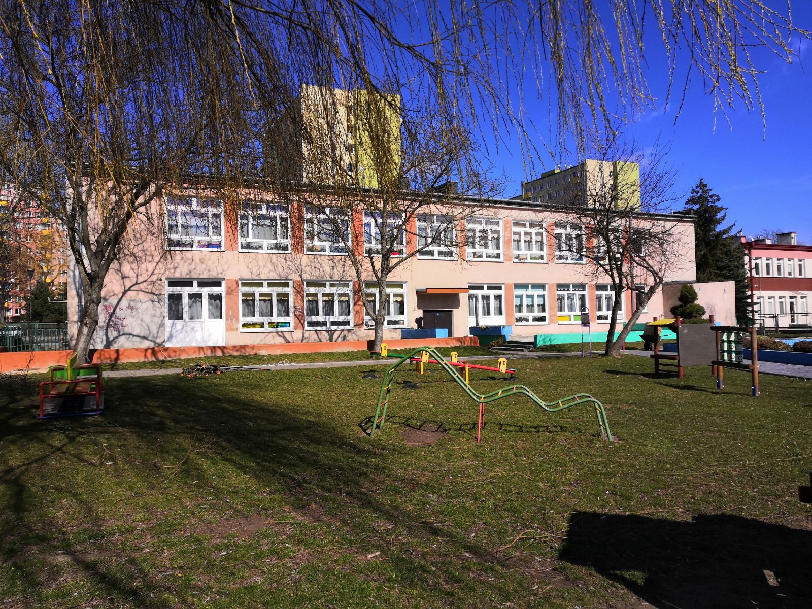 budynek przedszkola plac zabaw