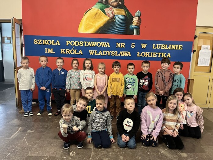 Dzieci stoją przed obrazem Łokietka w SP