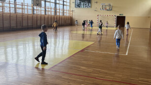 dzieci grają w piłkę na sali gimnastycznej