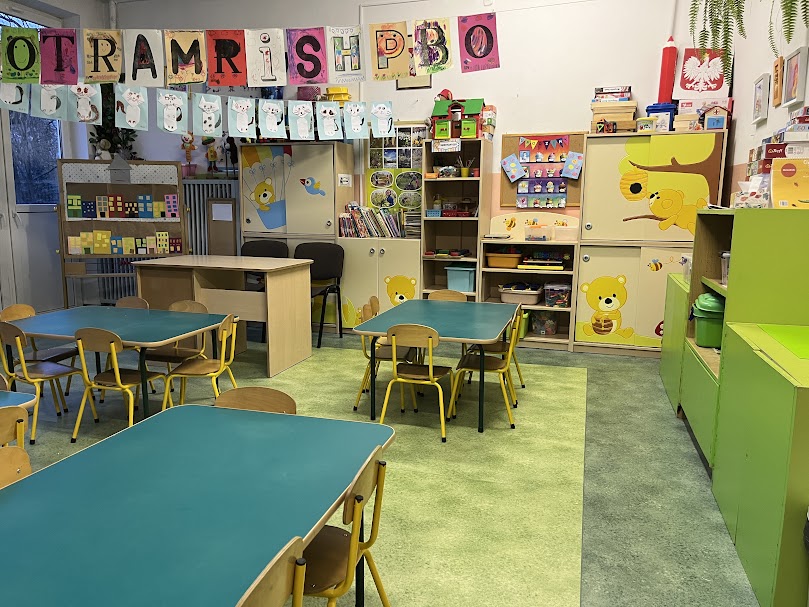 sala przedszkolna szafki zabawki stoliki