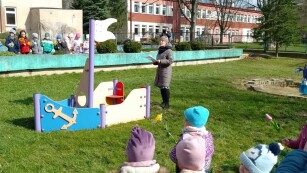 uroczystość powitania wiosny na placu przedszkolnym