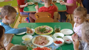 dzieci robią kanapki przy stole