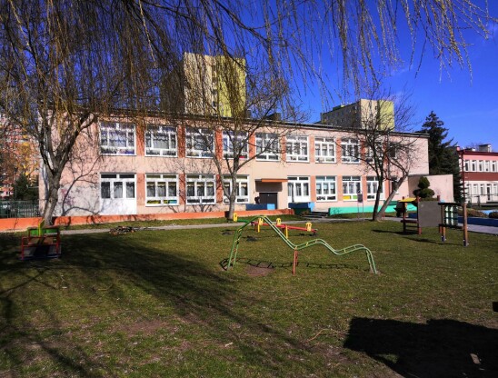 budynek przedszkola plac zabaw