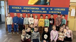 Dzieci stoją przed obrazem Łokietka w SP
